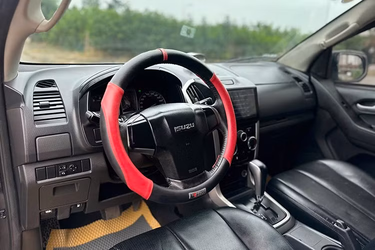 Nhược điểm của xe Isuzu D-Max 2013 vẫn đến từ tiếng ồn động cơ, thiết kế không bắt mắt và nghèo trang bị tiện nghi.