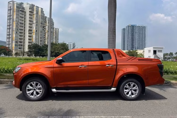 Theo đó, một đại lý ở khu vực Hà Nội hiện đang rao bán Isuzu D-Max bản Prestige 4x2 AT sản xuất năm 2023 với giá chỉ 580 triệu đồng. So với giá niêm yết 680 triệu đồng của Isuzu D-Max Prestige 4x2 AT đời 2023, xe rẻ hơn đến 100 triệu đồng.