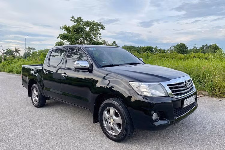 Toyota Hilux 2012 là mẫu xe được đánh giá cao về độ bền bỉ, tiết kiệm nhiên liệu và khả năng giữ giá. Nhưng nhược điểm của xe nằm ở trang bị tiện nghi với những tính năng cơ bản, khả năng vận hành chưa thực sự ấn tượng so với các mẫu xe cùng phân khúc, cùng với đó là tiếng ồn động cơ lớn.