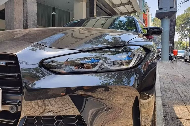 Chiếc xe BMW M3 G80 này đã chạy được 328 km, với đồng hồ công tơ mét trên, xe gần như mới 99%, rất thích hợp cho ai muốn săn hàng độc. Nhưng đừng vội mừng, vì chiếc xe BMW M3 G80 đời đầu tiên này được chào bán trên 5 tỷ đồng.