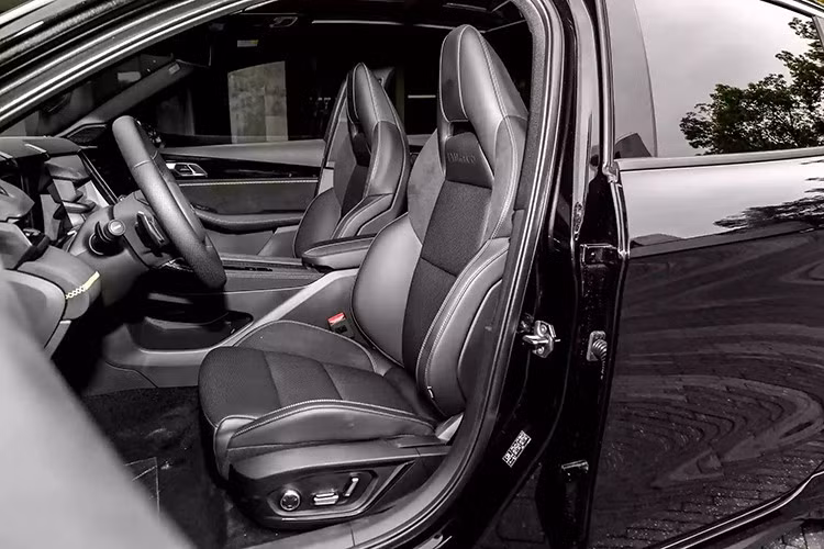 Dù ở thị trường quốc tế mẫu xe này có thêm phiên bản hybrid, nhưng phía đại lý cho biết bản hybrid chưa được phân phối tại Việt Nam trong thời gian tới.