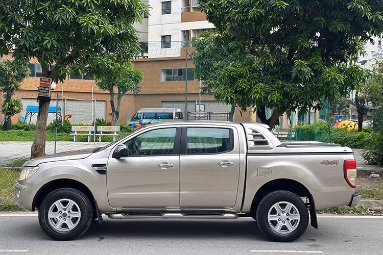 Tuy nhiên, khi mua xe bán tải Ford Ranger 2013-2014 đã qua sử dụng cả chục năm, bạn phải chấp nhận một số nhược điểm như: Chi phí bảo dưỡng sẽ nhiều hơn các dòng xe đời gần và độ ồn vọng vào cabin lớn...