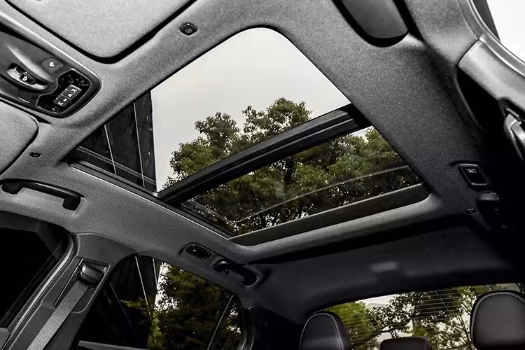 Theo tư vấn bán hàng, Lynk &amp; Co 03 tại Việt Nam sẽ được trang bị động cơ tăng áp 1.5L cho công suất khoảng 178 mã lực và mô-men xoắn 196 Nm, kết hợp hộp số tự động 7 cấp ly hợp kép.