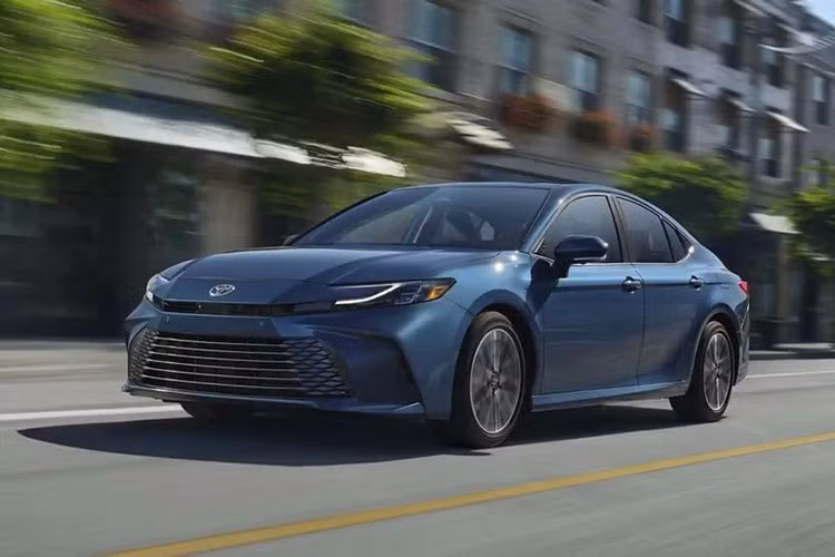 Toyota Camry LE Hybrid: 4,6 lít/100 km ﻿Ở một số thị trường, phiên bản LE của Camry 2025 được trang bị hệ thống hybrid tiêu chuẩn, cho phép xe di chuyển hơn 1.000 km với một bình xăng. Camry Hybrid tại Việt Nam có hai biến thể, dùng động cơ 2.5L kết hợp mô-tơ điện, giá lần lượt là 1,46 và 1,53 tỷ đồng.