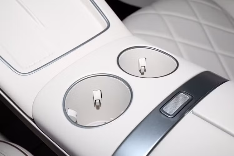 Ngoài ra, toàn bộ dòng xe đều có 9 túi khí tiêu chuẩn và dung tích cốp sau 405 lít. Fulwin A9L được trang bị hệ truyền động Kunpeng Hybrid C-DM 6.0, gồm động cơ xăng tăng áp 1.5T (154 mã lực, 220 Nm) và pin lithium iron phosphate 33,67 kWh, kết hợp hộp số DHTPro.