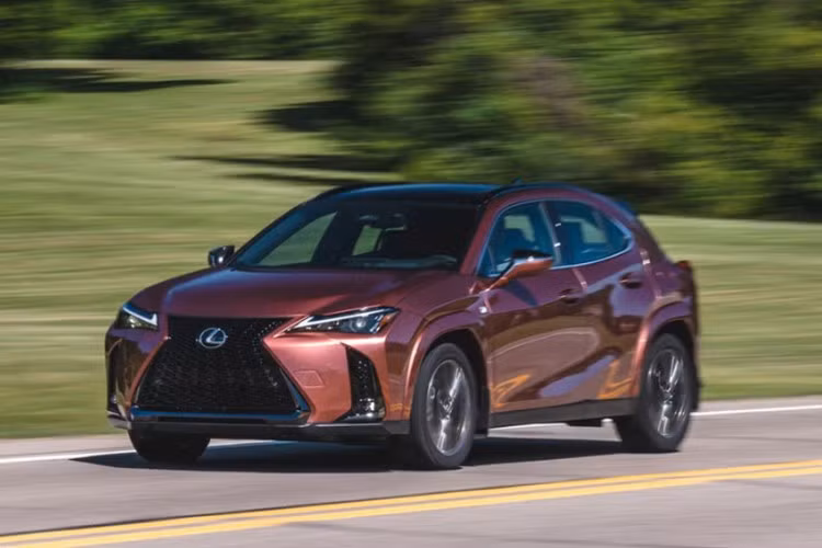 Lexus UX300h: 5,5 lít/100 km ﻿Phiên bản nâng cấp nhẹ của Lexus UX được trang bị hệ truyền động tương tự Toyota Prius và Corolla Hybrid, kết hợp pin lithium-ion mới. So với bản UX250h cũ, UX300h có hiệu suất cải thiện rõ rệt và tiếp tục là lựa chọn đáng giá trong phân khúc crossover hạng sang cỡ nhỏ. Xe có mức tiêu hao nhiên liệu chỉ 5,5 lít/100 km.