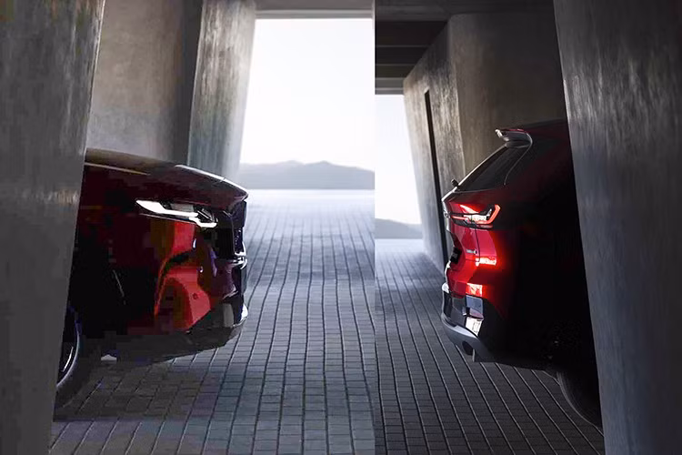 Dự kiến, Mazda CX-5 mới vẫn giữ tỷ lệ tổng thể của phiên bản hiện tại. Tuy nhiên, các đường nét trên xe đã trở nên tinh tế hơn và sắc sảo hơn, lấy cảm hứng từ người anh em Mazda CX-90. Điểm nhấn nổi bật của Mazda CX-5 thế hệ mới là cụm đèn pha được vuốt cong vào lưới tản nhiệt, gợi nhớ đến phong cách từng thấy trên Mercedes-Benz EQC đã bị ngừng sản xuất.