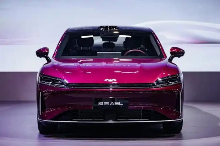 Ở vận tốc 180 km/h, cánh gió này tạo ra lực ép lên đến 425 Nm, tăng cường độ bám đường và sự ổn định. Khách hàng có thể chọn 6 màu sơn ngoại thất gồm: đỏ, đen, bạc, tím, xanh lá và xám.