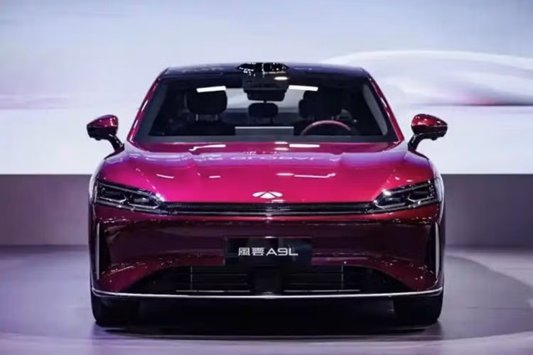 Ở vận tốc 180 km/h, cánh gió này tạo ra lực ép lên đến 425 Nm, tăng cường độ bám đường và sự ổn định. Khách hàng có thể chọn 6 màu sơn ngoại thất gồm: đỏ, đen, bạc, tím, xanh lá và xám.