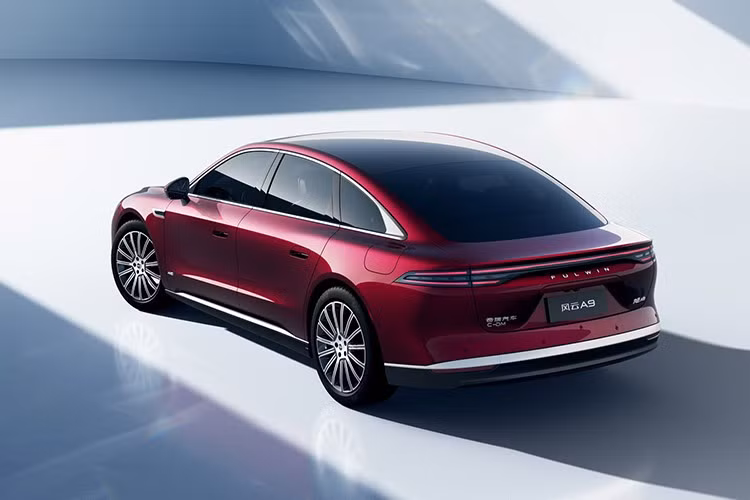 Bản AWD (dẫn động 4 bánh toàn thời gian) bổ sung mô-tơ điện sau có công suất 261 mã lực, mô-men xoắn 324 Nm, tiêu hao nhiên liệu 4,8 L/100 km, tăng tốc 0–100 km/h chỉ 4,9 giây, phạm vi chạy thuần điện 200 km, tổng phạm vi hoạt động 1.600 km. Xe được hỗ trợ sạc nhanh, có thể nạp pin từ 30% lên 80% chỉ trong 14,5 phút.