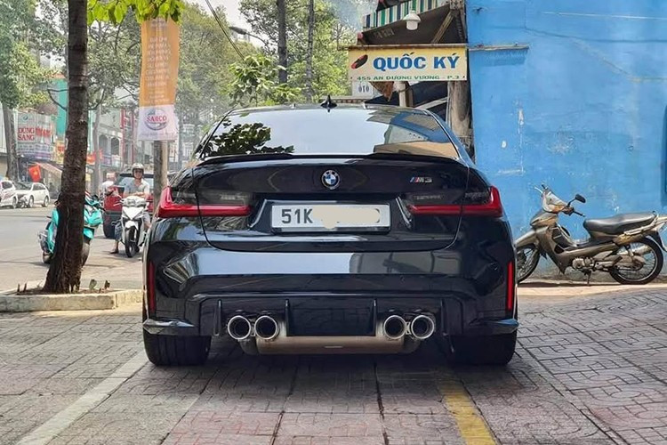 Nhưng mới đây, đã có 1 chiếc xe BMW M3 G80 khác xuất hiện, xe về nước khá âm thầm, thuộc bản 2021, nhập về khá kín tiếng, và đến nay được chào bán. Theo người bán, đây là chiếc xe BMW M3 duy nhất tại thị trường Việt Nam mang số sàn và mới chỉ lăn bánh hơn 300km.