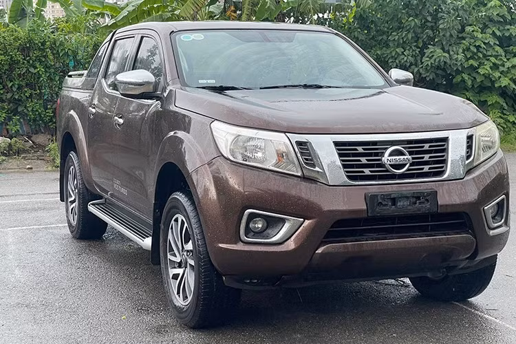 Nissan Navara 2015 tầm giá 300 triệu được người sử dụng đánh giá cao ở thiết kế đậm chất nam tính, khoang nội thất rộng rãi cùng nhiều trang bị tiện nghi. Ngoài ra, xe có khả năng vận hành ổn định, tiết kiệm nhiên liệu.