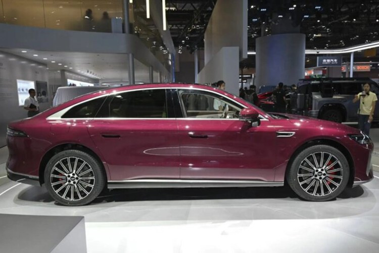 Chery Fulwin A9L sở hữu thiết kế hiện đại với kích thước dài x rộng x cao lần lượt là 5.018 x 1.965 x 1.500 mm, chiều dài cơ sở 3.000 mm. Xe có trọng lượng không tải từ 2.085 – 2.230 kg tùy phiên bản và bán kính quay vòng chỉ 5,95 m, giúp tăng tính linh hoạt trong đô thị.