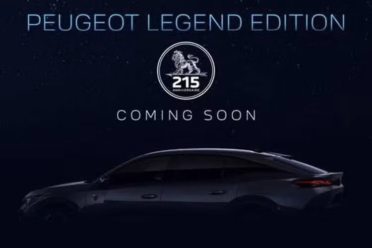 Peugeot 408 Legend Edition được sản xuất giới hạn 215 chiếc dành riêng cho thị trường Việt Nam. Điểm nhấn đặc biệt nằm ở logo kỷ niệm “215 years” xuất hiện cả ở đuôi xe lẫn trên bệ ghế da, đi kèm số thứ tự của mỗi chiếc. Xe chỉ có một màu sơn duy nhất là xám Selenium, tạo nên diện mạo khác biệt so với các phiên bản thông thường.