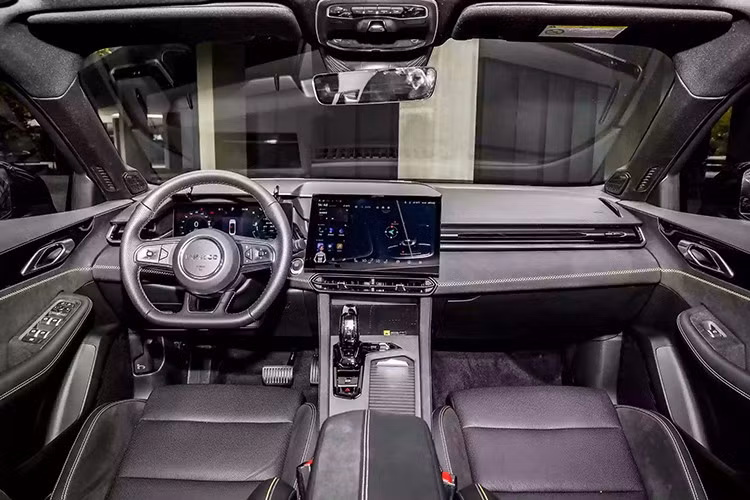 Khoang nội thất ở bản tiêu chuẩn có thể loại bỏ ghế thể thao bọc da lộn, thay bằng vật liệu phổ thông hơn. Dù vậy, xe vẫn giữ lại kiểu ghế thể thao cùng nhiều trang bị không kém bản cao cấp.