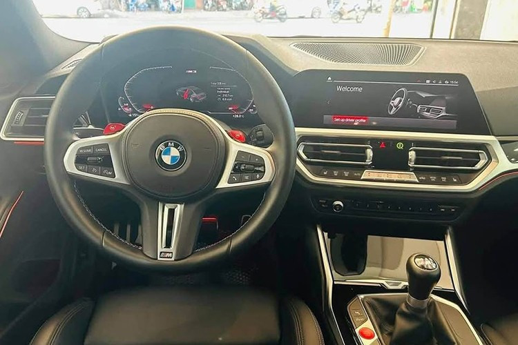 Tiến vào bên trong khoang lái, BMW M3 G80 có ghế ngồi rất mượt mà, logo M3 trên tựa đầu ghế, xe có trang bị là bảng đồng hồ kỹ thuật số với màn hình 12,3 inch, hệ thống thông tin giải trí được kết nối qua màn hình 10,25 inch có hỗ trợ Apple CarPlay, Android Auto và bản đồ BMW Maps dựa trên công nghệ điện toán đám mây.