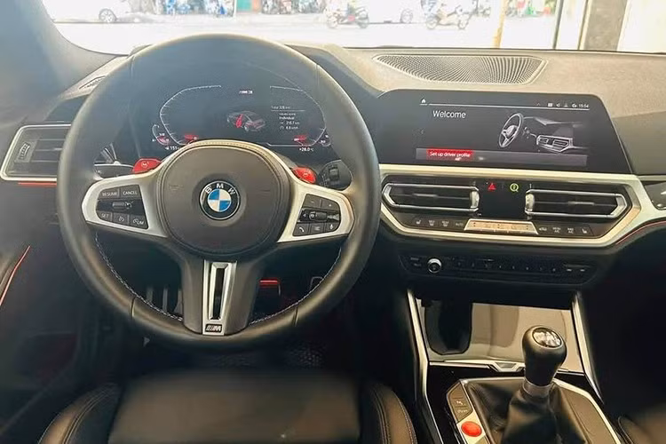 Tiến vào bên trong khoang lái, BMW M3 G80 có ghế ngồi rất mượt mà, logo M3 trên tựa đầu ghế, xe có trang bị là bảng đồng hồ kỹ thuật số với màn hình 12,3 inch, hệ thống thông tin giải trí được kết nối qua màn hình 10,25 inch có hỗ trợ Apple CarPlay, Android Auto và bản đồ BMW Maps dựa trên công nghệ điện toán đám mây.