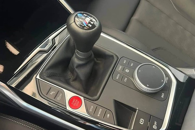 Xe có trang bị hộp số sàn 6 cấp không chỉ còn nhẹ hơn khoảng 22,7 kg so với loại tự động 8 cấp mà rất phù hợp cho các tay đua muốn trải nghiệm cảm giác sang số quen thuộc trên các mẫu xe hiệu suất cao của hãng xe BMW trứ danh.