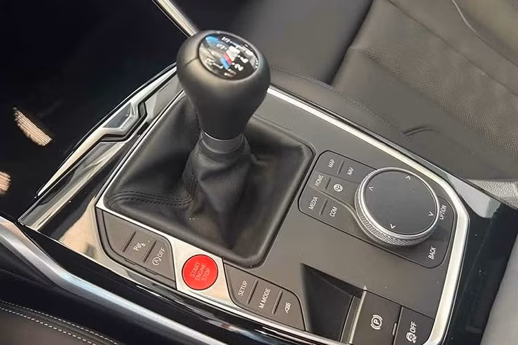 Xe có trang bị hộp số sàn 6 cấp không chỉ còn nhẹ hơn khoảng 22,7 kg so với loại tự động 8 cấp mà rất phù hợp cho các tay đua muốn trải nghiệm cảm giác sang số quen thuộc trên các mẫu xe hiệu suất cao của hãng xe BMW trứ danh.