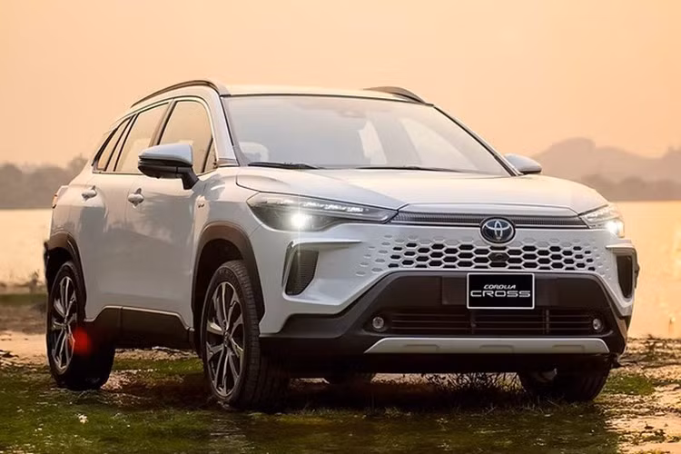 Toyota Corolla Hybrid: 5,0 lít/100 km ﻿Không mạnh về hiệu suất nhưng Corolla Hybrid nổi bật nhờ độ bền cao, chi phí vận hành thấp và giá bán hợp lý. Tại Việt Nam, phiên bản Corolla Altis 1.8HEV có mức tiêu thụ nhiên liệu chỉ 4,76 lít/100 km và giá niêm yết khoảng 870 triệu đồng.