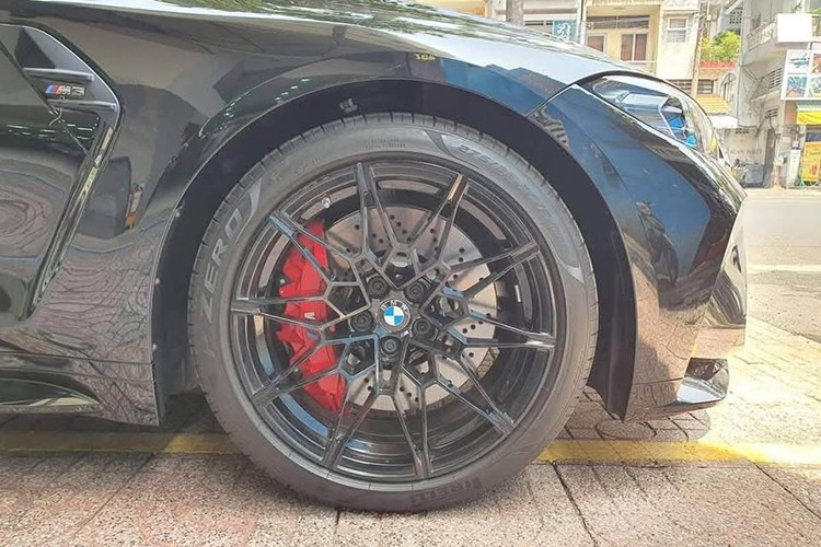 Chiếc xe BMW M3 G80 đầu tiên cập bến Việt Nam thuộc phiên bản sedan, ngoại thất xe được sơn màu đen với nhiều chi tiết thể hiện ngay mình là 1 bản hiệu suất cao M Performance trứ danh của hãng xe BMW đình đám trên thế giới. Bên hông xe BMW M3 thế hệ mới có nẹp sườn, la-zăng thiết kế riêng cho dòng xe hiệu suất cao.