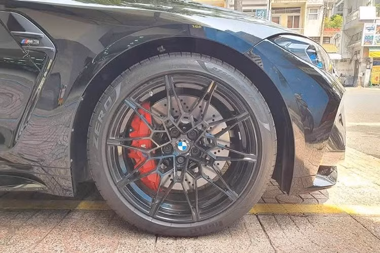 Chiếc xe BMW M3 G80 đầu tiên cập bến Việt Nam thuộc phiên bản sedan, ngoại thất xe được sơn màu đen với nhiều chi tiết thể hiện ngay mình là 1 bản hiệu suất cao M Performance trứ danh của hãng xe BMW đình đám trên thế giới. Bên hông xe BMW M3 thế hệ mới có nẹp sườn, la-zăng thiết kế riêng cho dòng xe hiệu suất cao.