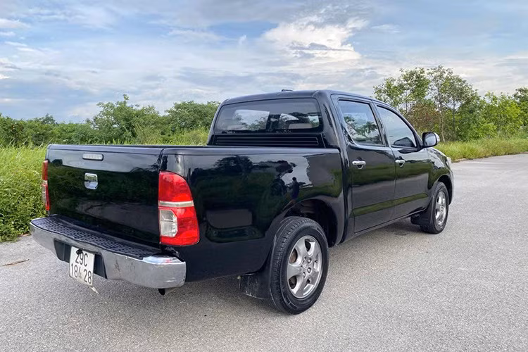 Tuy nhiên, với tài chính chỉ khoảng trên dưới 300 triệu, bạn có thể tiếp cận được Toyota Hilux đời 2009-2012, chất lượng tốt sau nhiều năm sử dụng.