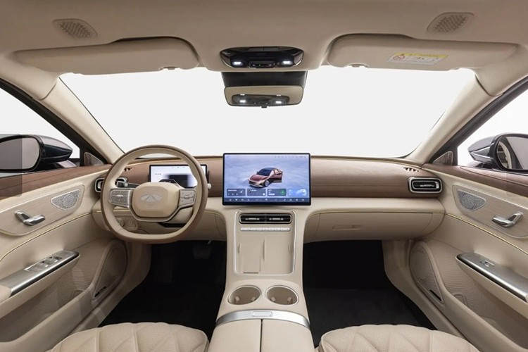 Về nội thất, bên trong khoang cabin của xe sedan plug-in hybrid Chery Fulwin A9L tại Trung Quốc được bọc da và da lộn, kết hợp chi tiết vân gỗ trang trí sang trọng.