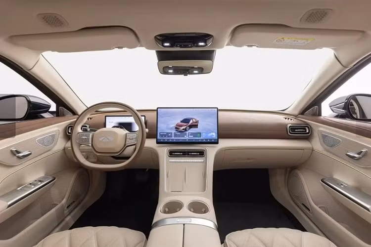 Về nội thất, bên trong khoang cabin của xe sedan plug-in hybrid Chery Fulwin A9L tại Trung Quốc được bọc da và da lộn, kết hợp chi tiết vân gỗ trang trí sang trọng.