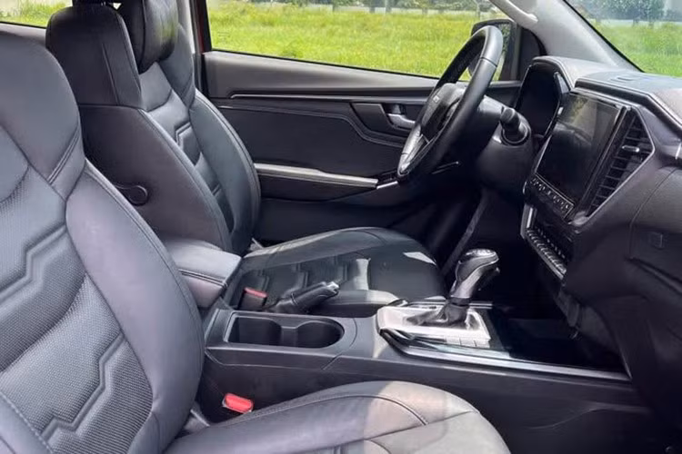 Với giá bán chỉ 580 triệu đồng, Isuzu D-Max Prestige 4x2 AT đời cũ hiện rẻ nhất trong phân khúc xe bán tải tại thị trường Việt Nam. So với D-Max đời mới, xe sở hữu thiết kế lỗi thời hơn và sẽ mất giá hơn khi bán lại. Tuy nhiên, những ai có nhu cầu mua xe giá hời để sử dụng lâu dài và không quá quan trọng về mặt hình thức thì không nên bỏ qua cơ hội này.