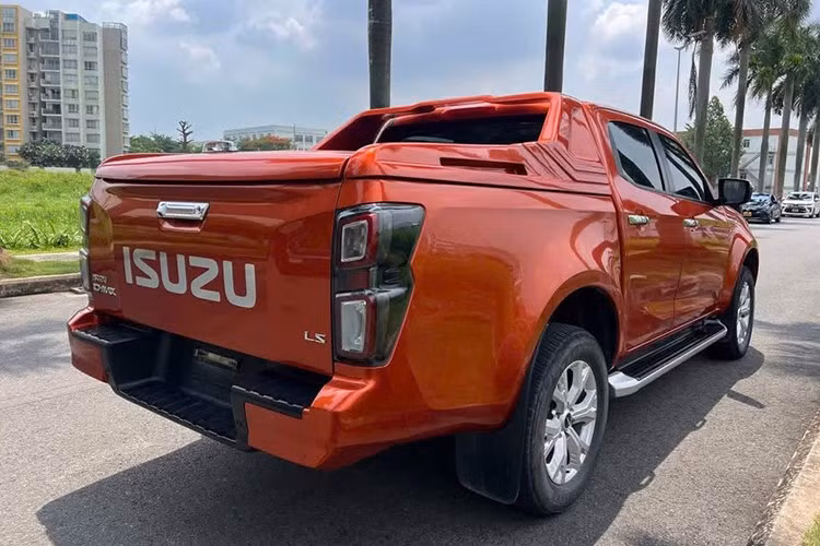 Cũng cần phải nói thêm rằng Isuzu D-Max tại Việt Nam đã được bổ sung phiên bản nâng cấp vào hồi tháng 10/2024. So với Isuzu D-Max Prestige 4x2 AT đời 2025 hiện đang bán tại Việt Nam, những chiếc xe ở đại lý kể trên rẻ hơn 90 triệu đồng.