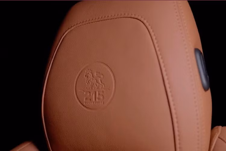 Hệ thống âm thanh Focal 10 loa được phát triển riêng trong 3 năm cho mẫu xe này. Hai bản thấp hơn vẫn giữ màn hình kép 10 inch nhưng không có 3D và chỉ dùng âm thanh 6 loa tiêu chuẩn.