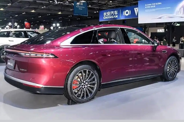 Thân xe sử dụng 88% vật liệu thép cường lực và hợp kim nhôm, giúp tăng độ vững chắc nhưng vẫn giữ trọng lượng ở mức hợp lý. Phần đuôi nổi bật với dải đèn hậu LED kéo dài gồm 320 bóng LED màu đỏ, đi kèm cánh gió chủ động có khả năng nâng/hạ tự động theo tốc độ xe.