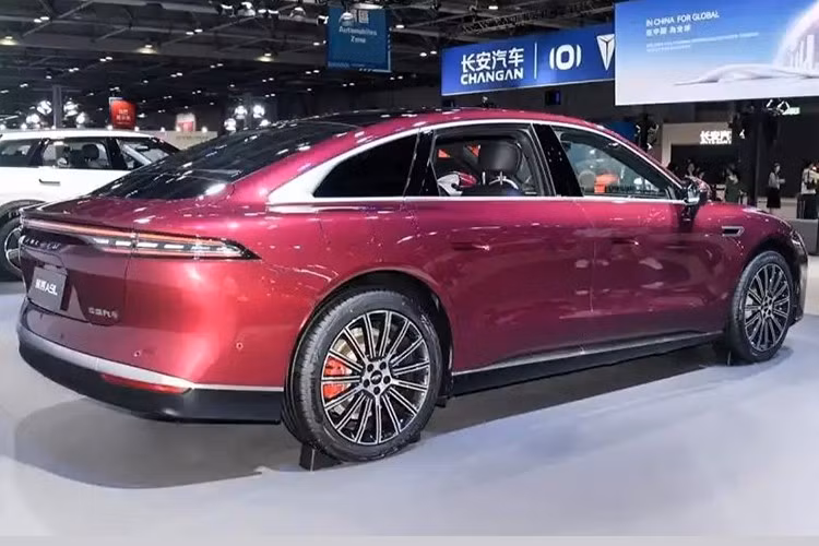 Thân xe sử dụng 88% vật liệu thép cường lực và hợp kim nhôm, giúp tăng độ vững chắc nhưng vẫn giữ trọng lượng ở mức hợp lý. Phần đuôi nổi bật với dải đèn hậu LED kéo dài gồm 320 bóng LED màu đỏ, đi kèm cánh gió chủ động có khả năng nâng/hạ tự động theo tốc độ xe.