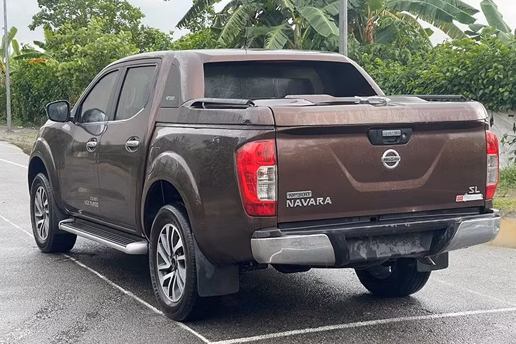 Tuy nhiên, trong quá trình sử dụng, nhiều người nhận thấy động cơ xe hoạt động hơi ồn, vô lăng nặng khi di chuyển trong phố, hệ thống treo không mang lại cảm giác êm ái như các đối thủ.