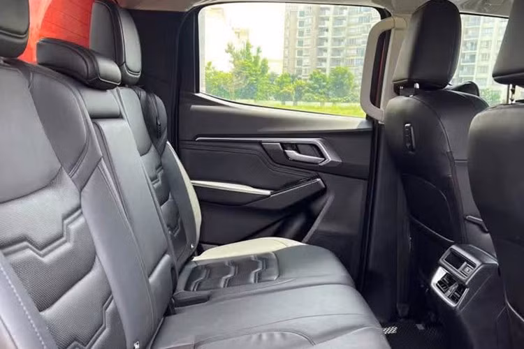 Ở đời cũ, Isuzu D-Max Prestige 4x2 AT sở hữu những trang bị đáng chú ý như đèn pha Bi-LED, đèn LED định vị ban ngày, ghế bọc nỉ chỉnh cơ, vô lăng bọc nhựa, điều hòa chỉnh tay, màn hình cảm ứng trung tâm 7 inch, hệ thống âm thanh 4 loa và 2 túi khí.