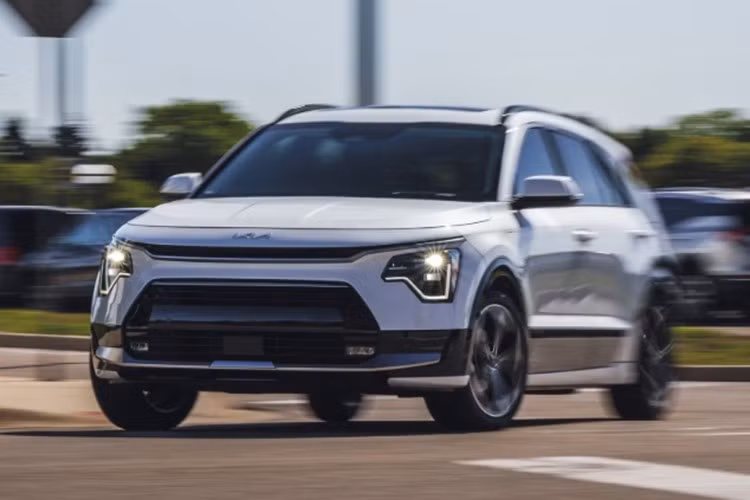 Kia Niro Hybrid: 4,4 lít/100 km ﻿Dù không nổi bật về danh tiếng như Toyota hay Honda, Kia Niro Hybrid lại gây ấn tượng nhờ mức tiêu hao nhiên liệu thấp ổn định chỉ 4,4 lít/100km trong mọi điều kiện. Với thiết kế nhỏ gọn, dễ sử dụng và khả năng tiết kiệm cao, đây là một lựa chọn thông minh cho người tiêu dùng thành thị.