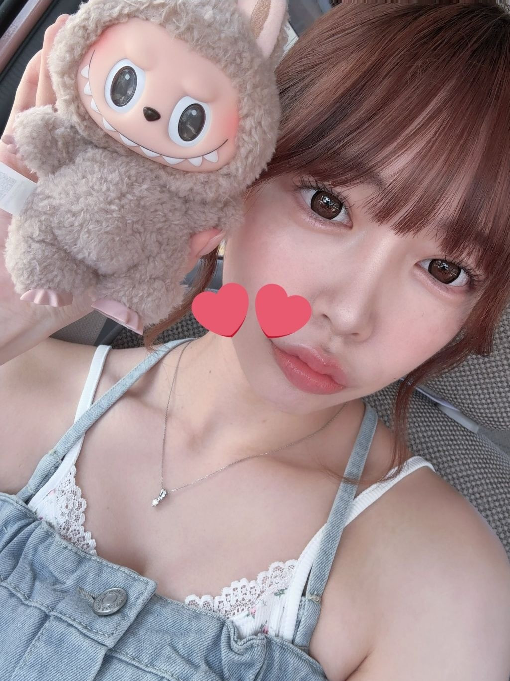 Tuy nhiên, cũng có một số quan ngại cho rằng khi bỏ lớp filter làm đẹp của điện thoại, nhan sắc thật của Hoshino Nene có phần kém rực rỡ hơn hình ảnh lung linh trên mạng, điều này có thể lý giải vì sao cô chỉ xuất hiện một cách rất hạn chế trên bìa các tác phẩm.