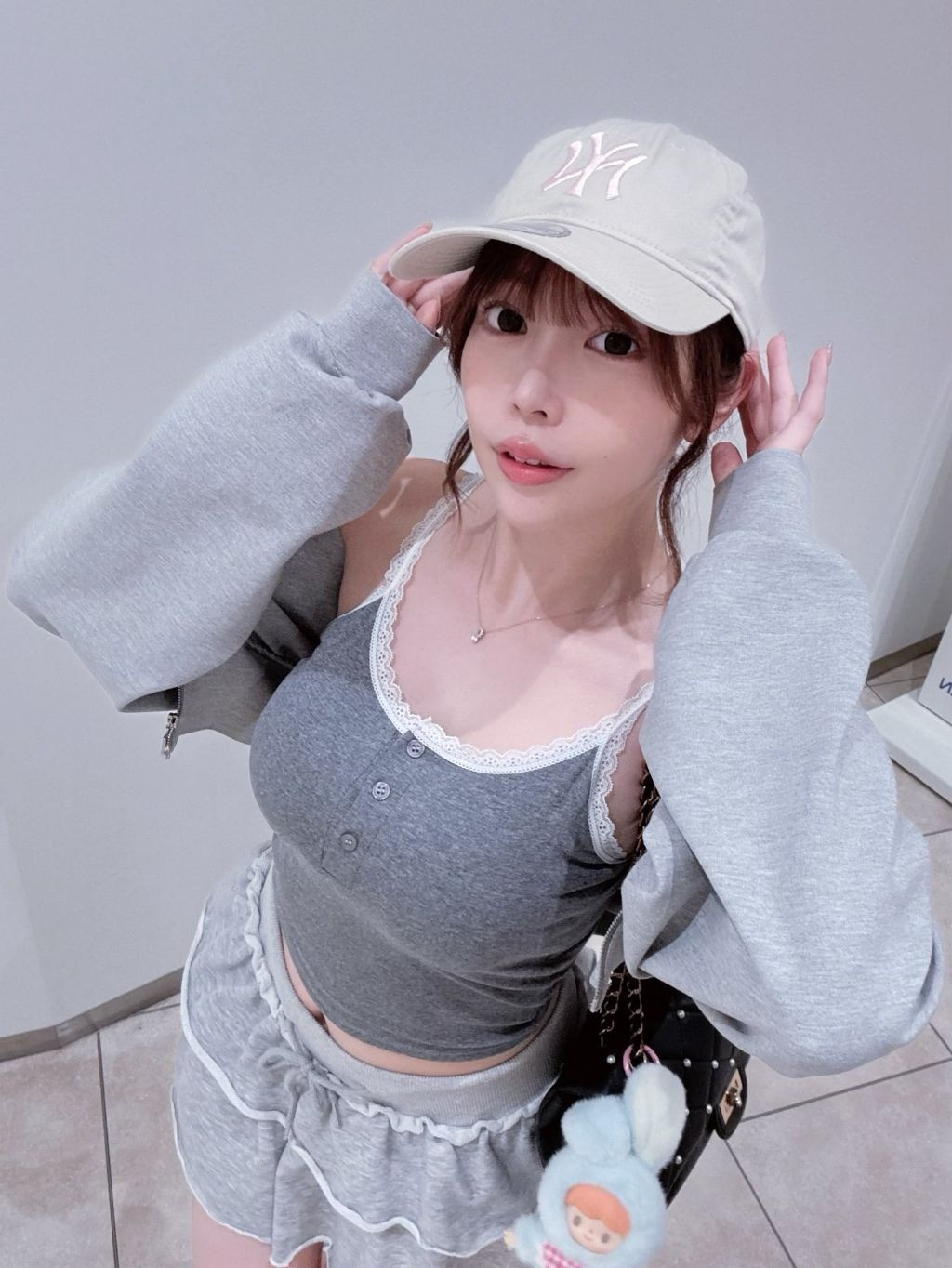 Nhiều người cho rằng nhan sắc của Nene chỉ thật sự nổi bật ở thời kỳ mới debut, nơi các fan vẫn còn thấy nhiều nét tươi mới ở nàng hot girl. Điều này khiến giới hâm mộ đặt câu hỏi liệu bước đi mới có thực sự giúp cô giữ chân khán giả và bán được số lượng lớn tác phẩm hay không.