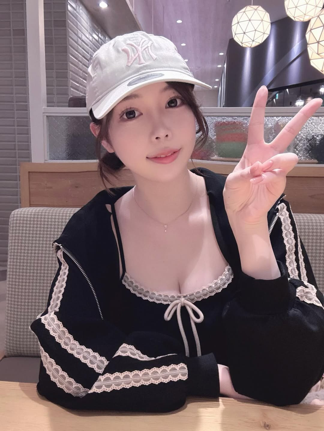 Hoshino Nene vốn nổi tiếng nhờ phong cách gợi cảm, thường xuyên đăng tải các clip cosplay táo bạo, “đánh nhẹ vào ranh giới” để thu hút sự chú ý.