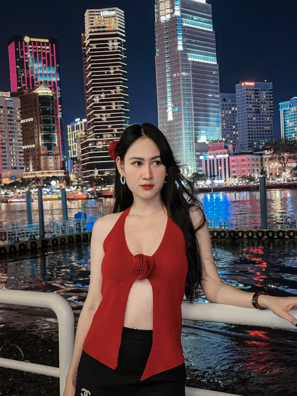 Minh Hằng thường xuyên nhận được lời mời làm người mẫu ảnh cho nhiều nhãn hàng và studio. Trang cá nhân của cô cũng thu hút một lượng lớn người theo dõi.