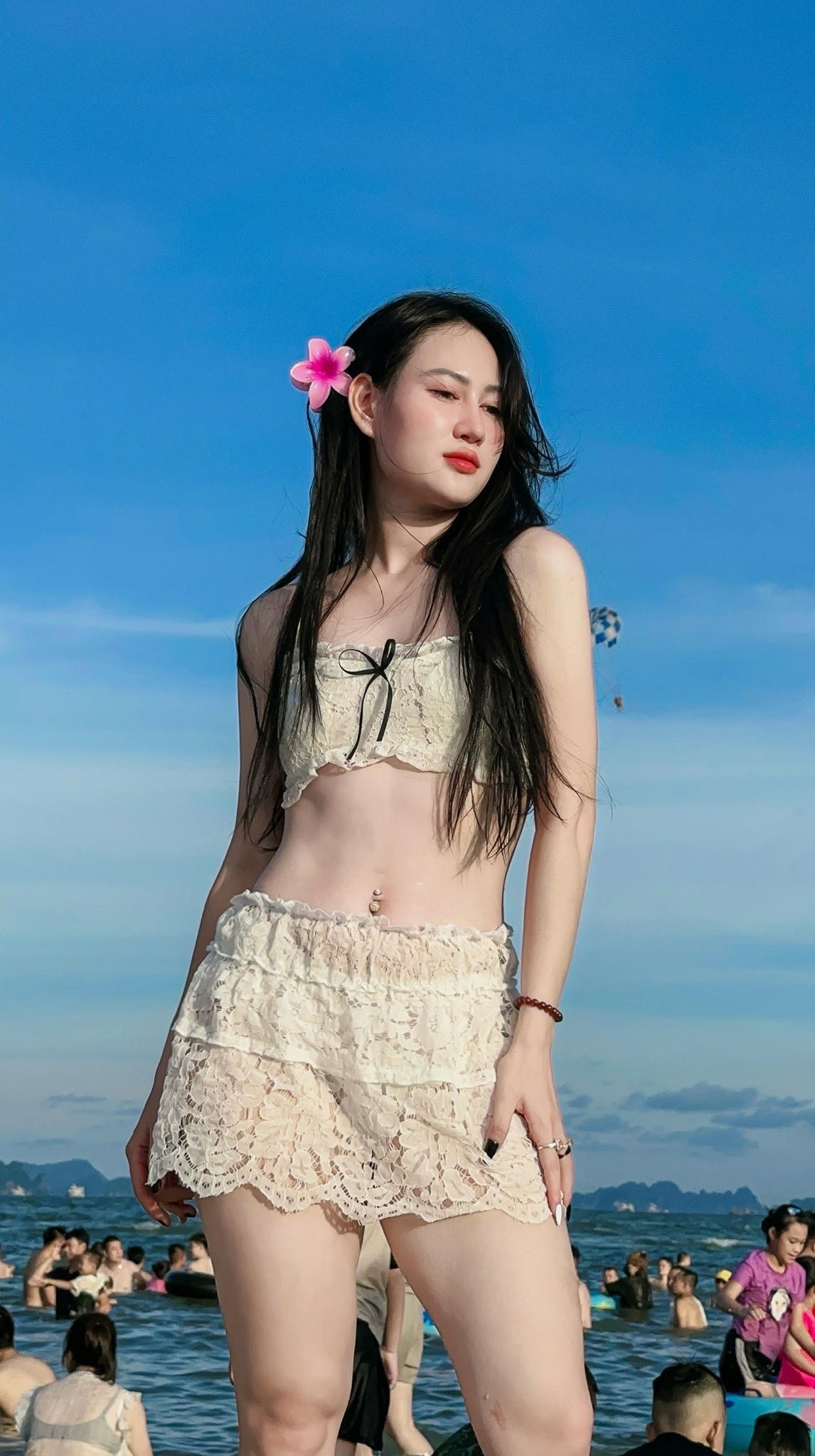 Bên cạnh tài năng thể thao, Lê Minh Hằng còn được biết đến với vẻ ngoài khả ái, thu hút. Cô sở hữu gương mặt xinh xắn, nụ cười rạng rỡ cùng vóc dáng cân đối.