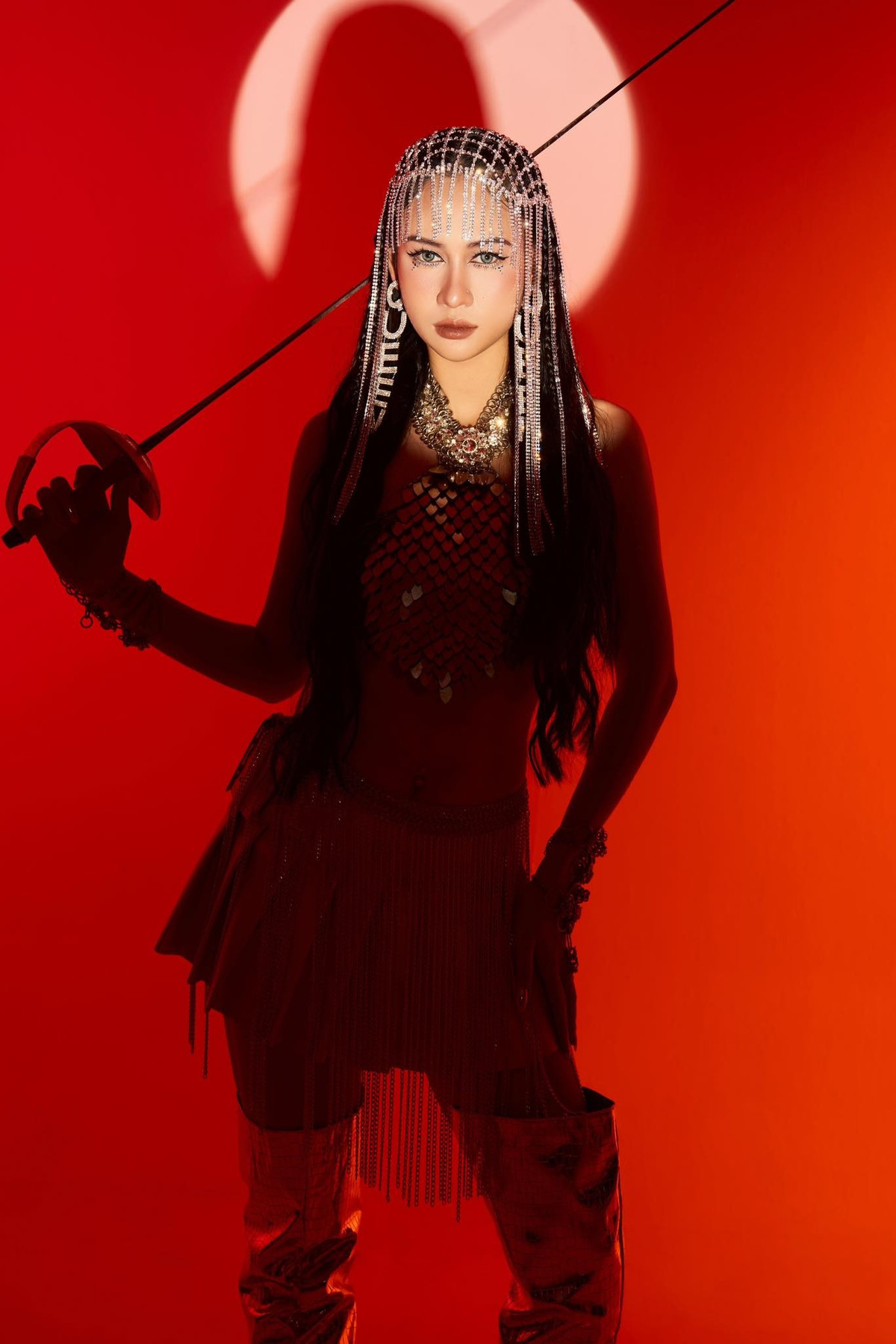 Với sự khổ luyện không ngừng và niềm đam mê cháy bỏng, Lê Minh Hằng nhanh chóng gặt hái được những thành công đầu tiên. Cô thi đấu ở nội dung kiếm chém, một trong những nội dung đòi hỏi tốc độ, sự quyết đoán và kỹ thuật cao.