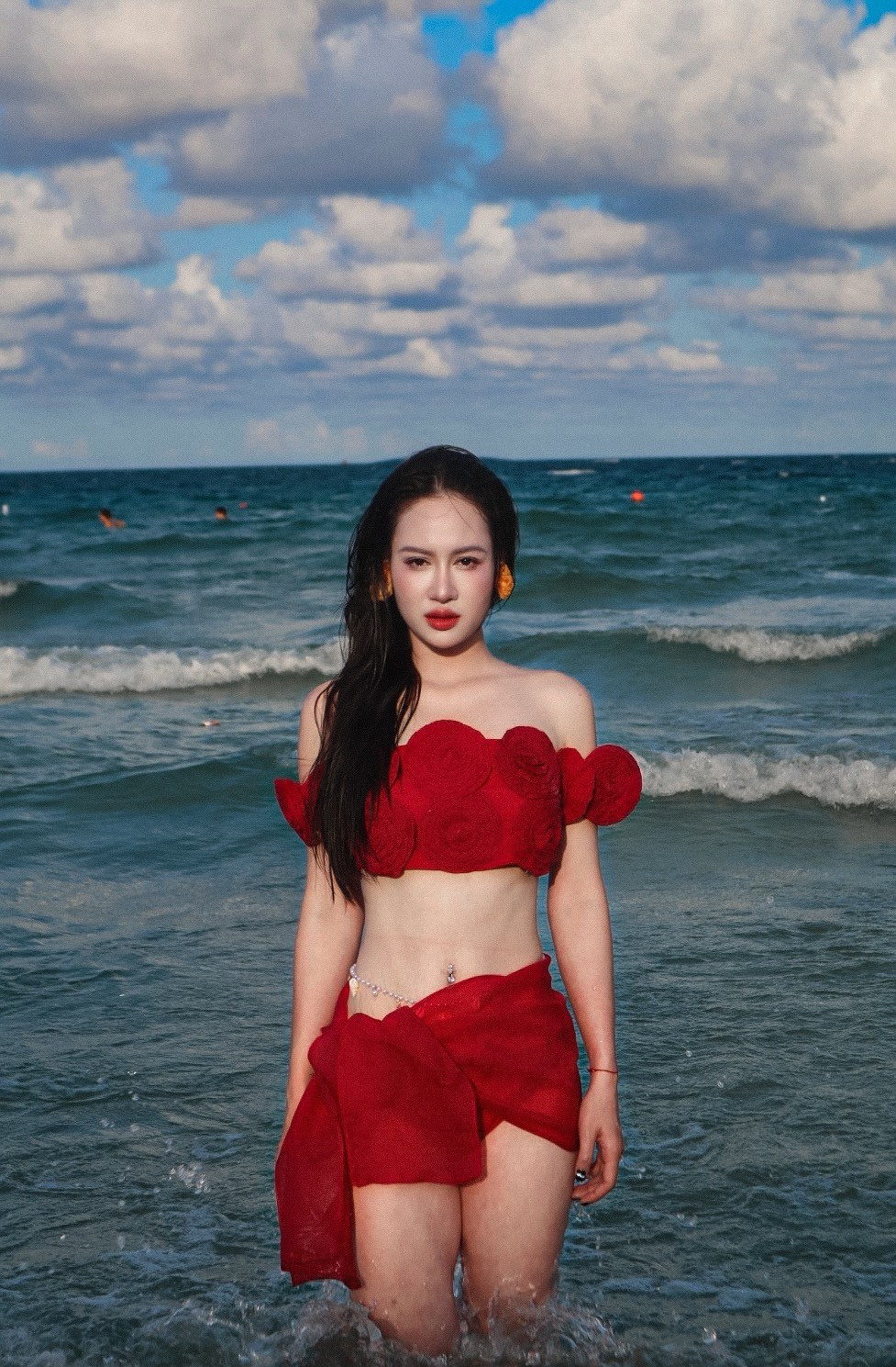 Lê Minh Hằng, sinh ngày 11 tháng 5 năm 1998 tại Sóc Sơn, Hà Nội, là một trong những gương mặt nổi bật và tài năng của làng đấu kiếm Việt Nam. Không chỉ gây ấn tượng mạnh mẽ bằng những đường kiếm sắc bén trên sàn đấu, cô còn thu hút sự chú ý bởi vẻ ngoài xinh đẹp và duyên dáng.