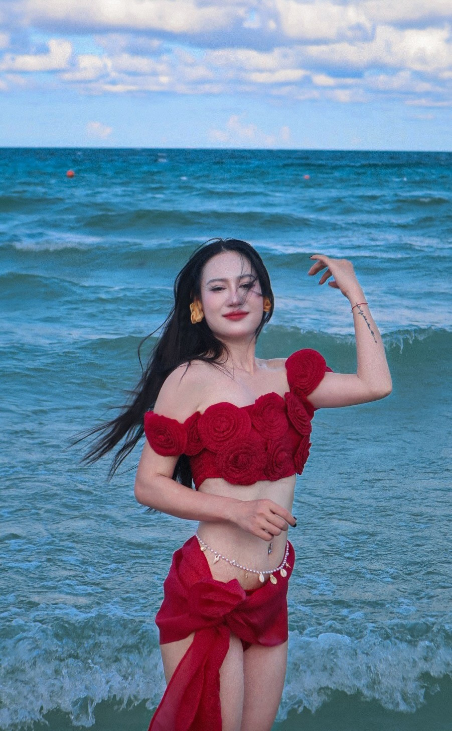 Chính các thầy cô trong đội tuyển đấu kiếm đã phát hiện ra tiềm năng ở cô bé Minh Hằng và thuyết phục gia đình cho cô theo đuổi con đường thể thao chuyên nghiệp tại Trung tâm đào tạo vận động viên cấp cao Hà Nội.