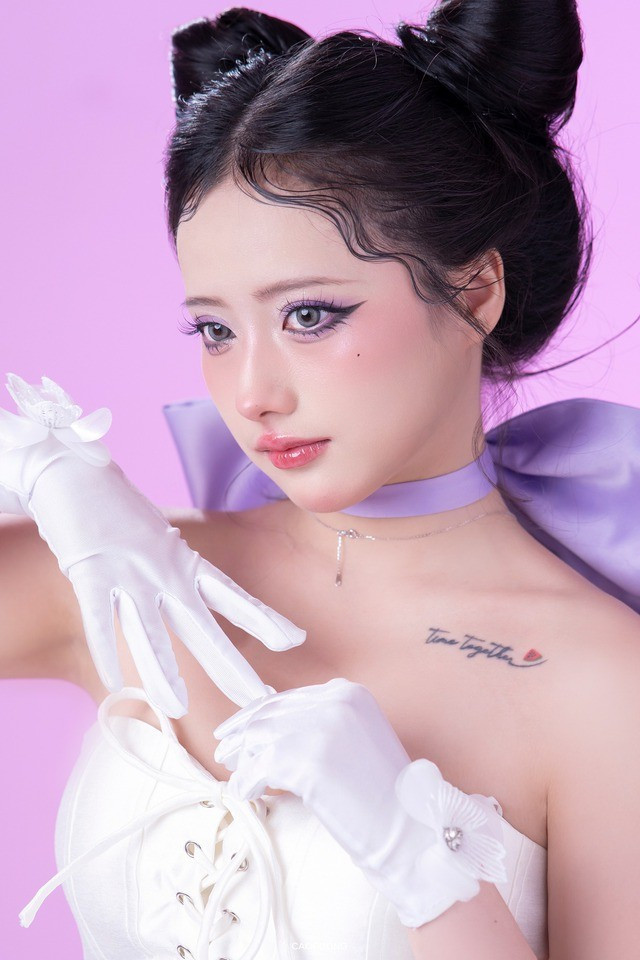 Trong thời gian dài, hình ảnh của Hà Vi gắn liền với các bộ ảnh cosplay các nhân vật truyện tranh Nhật Bản được đầu tư tỉ mỉ, kỹ lưỡng.