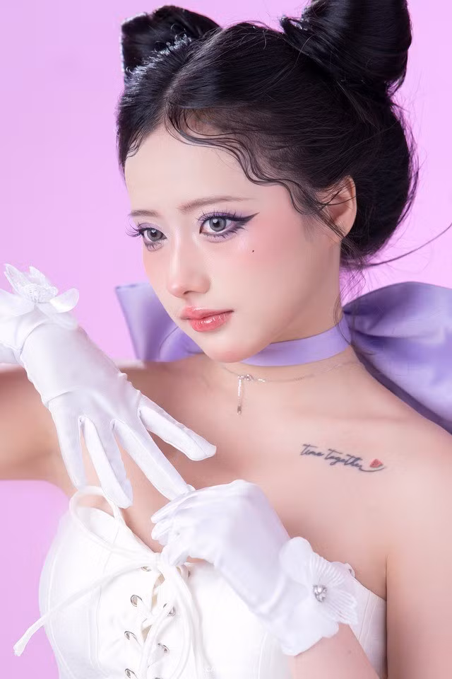 Trong thời gian dài, hình ảnh của Hà Vi gắn liền với các bộ ảnh cosplay các nhân vật truyện tranh Nhật Bản được đầu tư tỉ mỉ, kỹ lưỡng.