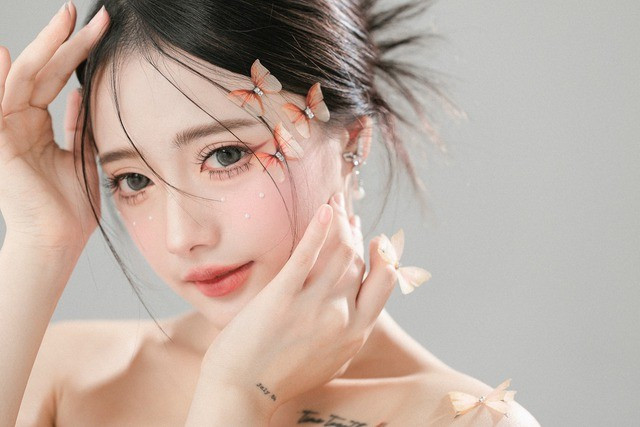 Fan của Hà Vi yêu thích cô không chỉ vì hình ảnh chỉn chu, mà còn bởi thái độ nghiêm túc, chuyên nghiệp trong từng sản phẩm. Mỗi bộ ảnh cosplay đều có concept rõ ràng, được đầu tư về trang phục, đạo cụ và bối cảnh.