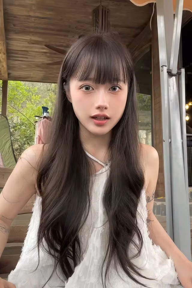 Mỹ nhân sinh năm 2000 cũng thường xuyên chia sẻ hình ảnh và cuộc sống đời thường lên mạng xã hội. Dù ở trạng thái nào cô cũng tràn đầy năng lượng tích cực, vui vẻ, hoạt bát. Điều này giúp cô tạo dựng hình ảnh thân thiện, gần gũi nhưng không kém phần cuốn hút, tạo nên cộng đồng fan đông đảo nhưng không ảo.