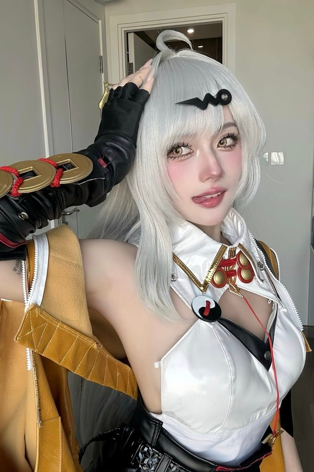 Mặc dù vóc dáng khá nhỏ bé, chiều cao 1m46 nhưng Hà Vi lại có lợi thế ở gương mặt xinh xắn như búp bê, đôi mắt to tròn.